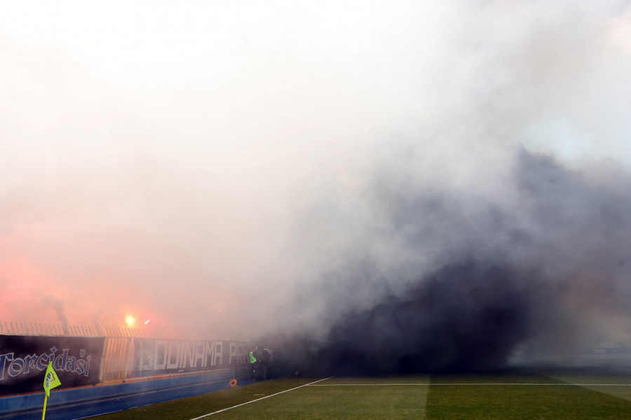 JOŠ JEDAN HAOS NAKON ODLASKA DELIJA: Navijači Novog Pazara se međusobno tukli na ulicama grada! (VIDEO)