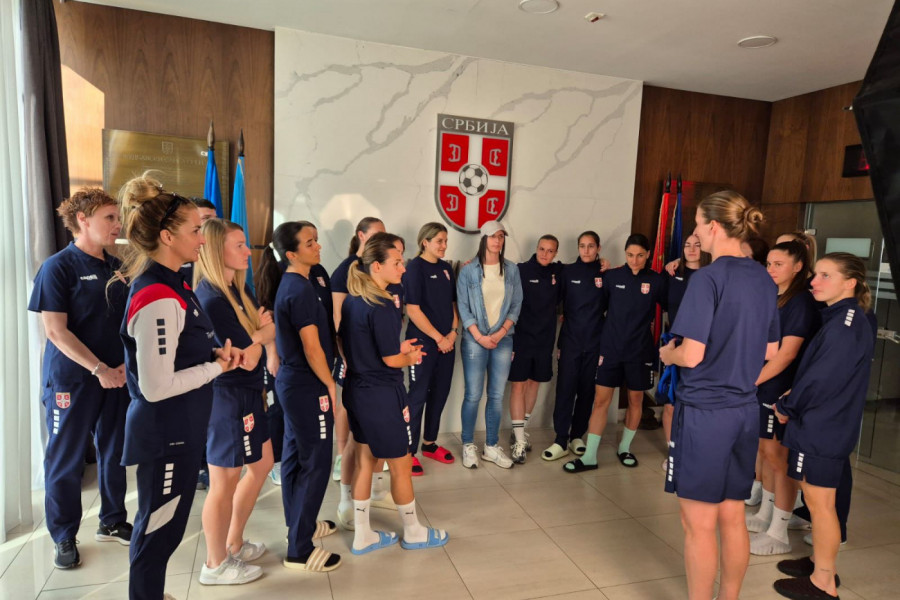 ŠAMPIONKE NA TERENU, HEROINE VAN NJEGA: Naše fudbalerke protiv Švedske nisu osvojile samo bod, već su pokazale šta znači biti ljudina!