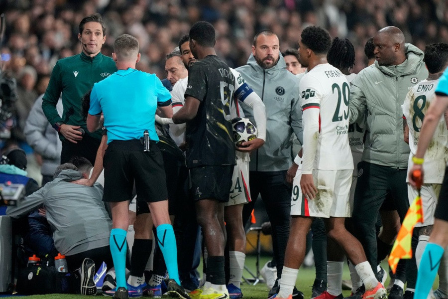 ODJECI SKANDALA U LIGI ŠAMPIONA: igrač Čelsija se oglasio posle guranja dečaka koji skuplja loptice! (VIDEO)