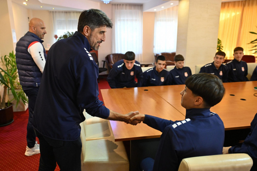 POSETA ZA PAMĆENJE: Paunović uručio kodeks našim najmlađim reprezentativcima! (VIDEO)