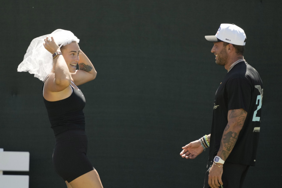 ŠOU PRVE TENISERKE SVETA: Sabalenka sa velom na glavi nasred terena!