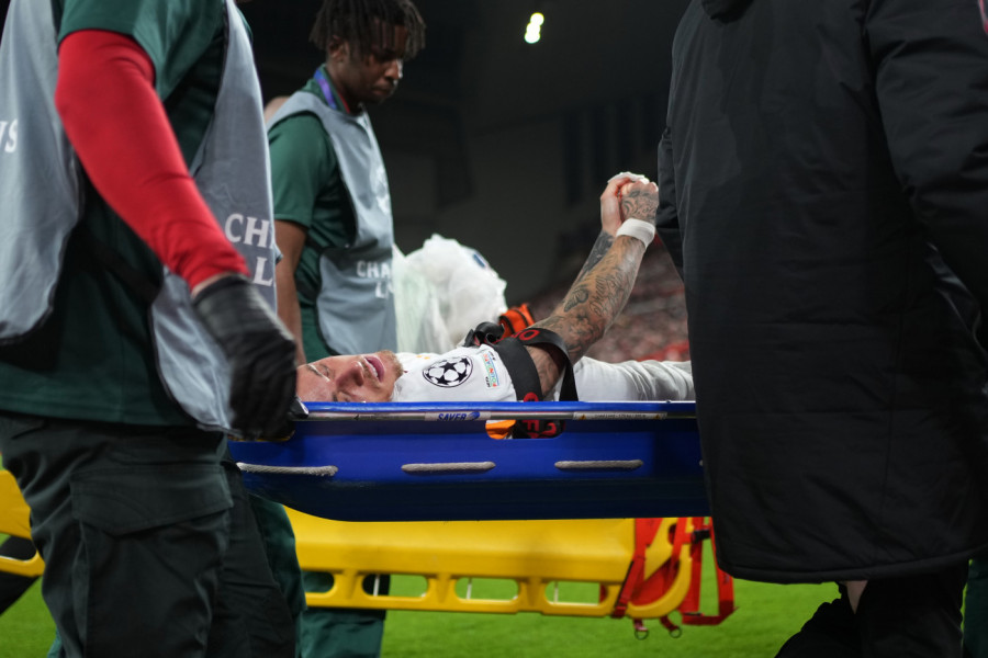 UŽASNE SCENE, FUDBALER IZNET NA NOSILIMA: Jeziva povreda i kiša golova obeležili veče u Ligi šampiona