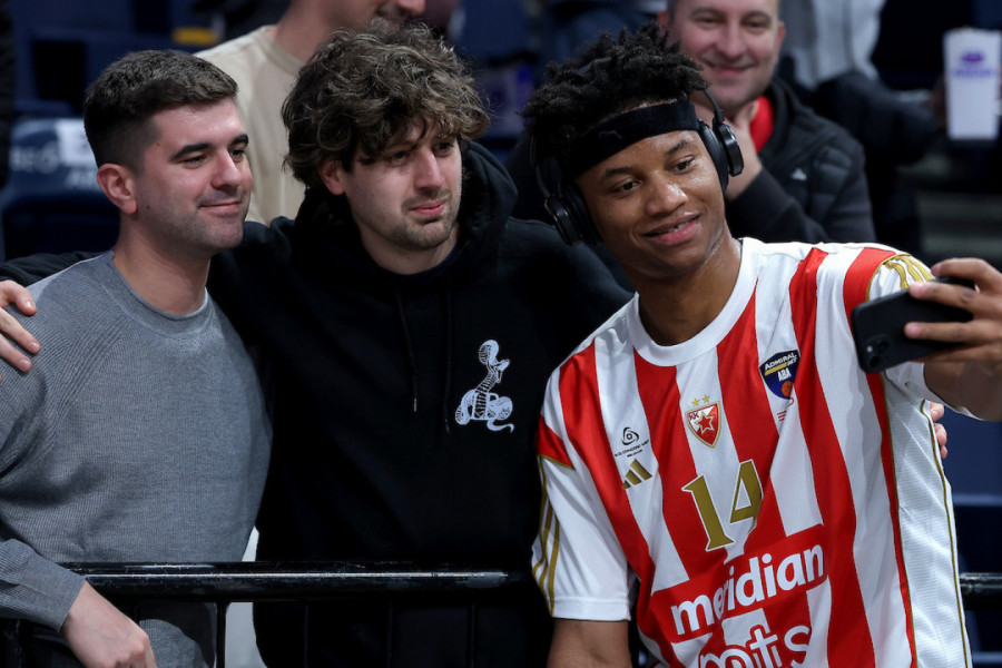 DIRLJIVE SCENE U ARENI: Među navijači su i fuddbalski ljubimci delija (FOTO)