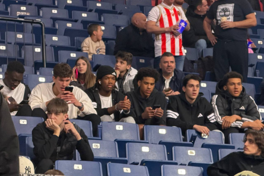 NESMETANO UŠLI U ARENU U OPREMI PARTIZANA I NAVIJAJU: Evo koliko je navijača crno-belih u grotlu delija (FOTO)