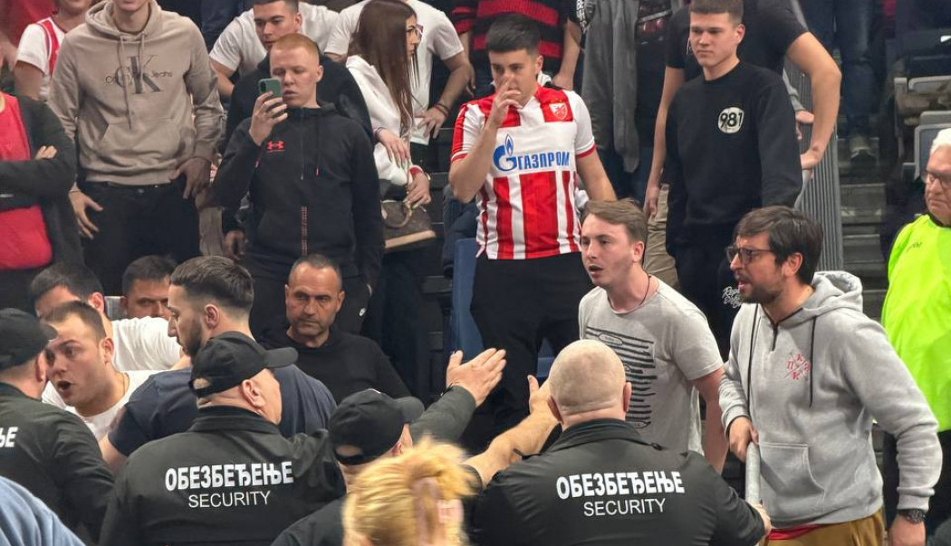 UMALO TUČA U ARENI, REAGOVALO OBEZBEĐENJE: Nemile scene na poluvremenu večitog derbija (VIDEO)