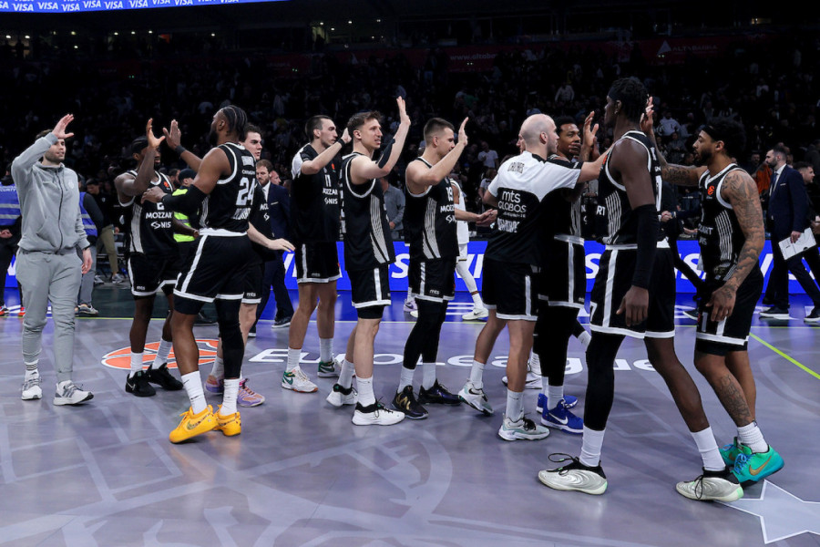 GROBARI GLEDAJU I NE VERUJU: Nije šala, Partizan je najbolji u Evroligi
