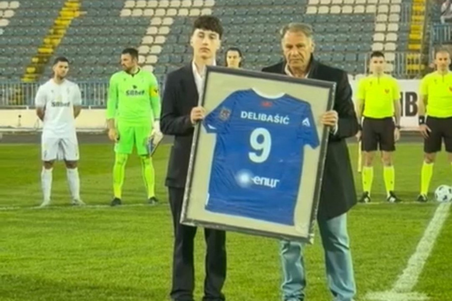 MAJSTOR NA TATU: Pogledajte šta je uradio sin Andrije Delibašića pred start meča (VIDEO)
