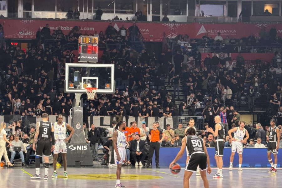 GRMI ARENA "OBRADOVIĆ ŽELJKO": Neverovatno šta se dešava na meču Partizana (VIDEO)