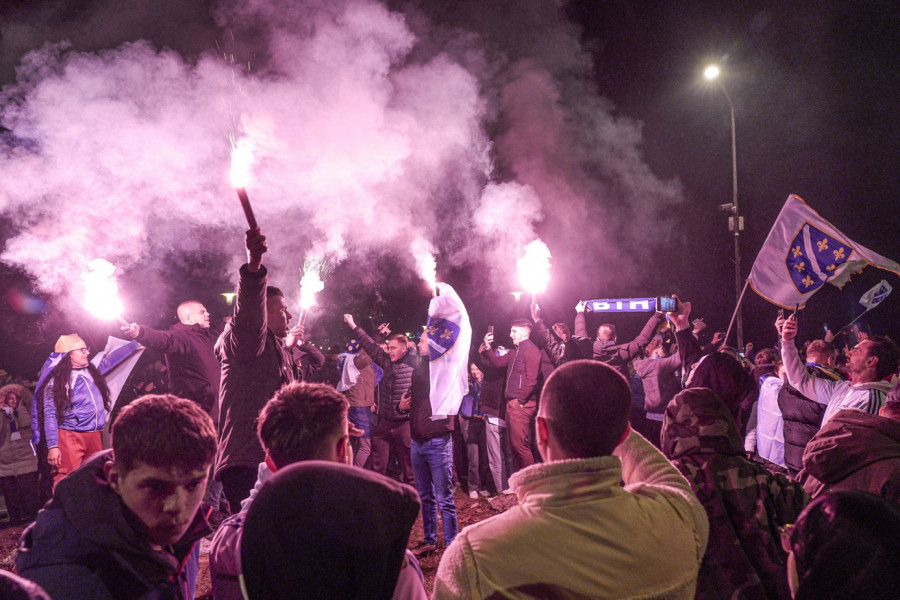 GORELO SARAJEVO: Pogledajte nestvarne scene sa dočeka fudbalera (FOTO)