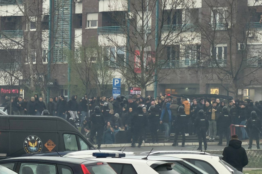 "VRELO" ISPRED ARENE: Pogledajte korteo grobara pred derbi - reagovala i policija (VIDEO)