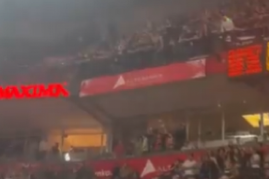 HAOS U ARENI: Grobari zasipaju bakljama i petardama, ne obaziru se na decu (VIDEO)