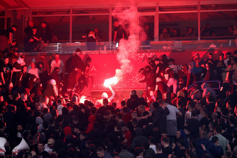 LETELE BAKLJE I KANTE: Pogledajte haos iz Arene iz novog ugla (VIDEO)