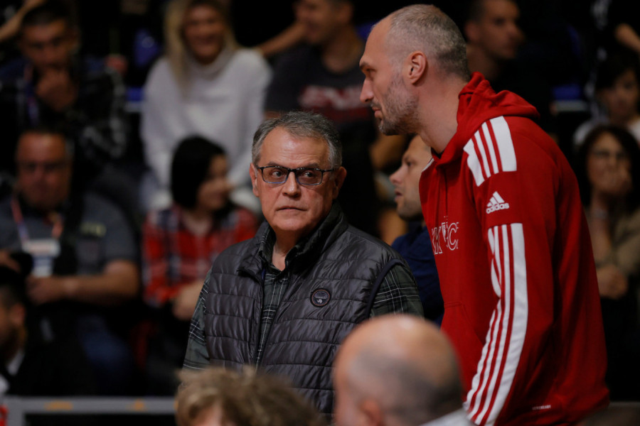 SKANDAL NA CETINJU! Huligani transparentom sa Čovićem vređali Simonovića - Srbin ih UPROPASTIO reakcijom! (FOTO)