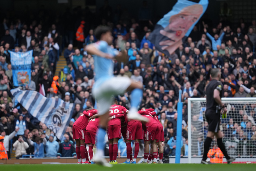 URNEBESAN GAF FUDBALERA SITIJA NA DERBIJU: Seo na klupu u protivničkom dresu, igrači ga terali da ga skine (VIDEO)