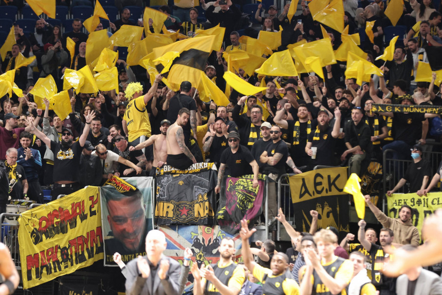 EUFORIJA KAKVA SE NE PAMTI: Navijači bakljama i pesmom pratili srpsku koloniju nakon trijumfa! (VIDEO)