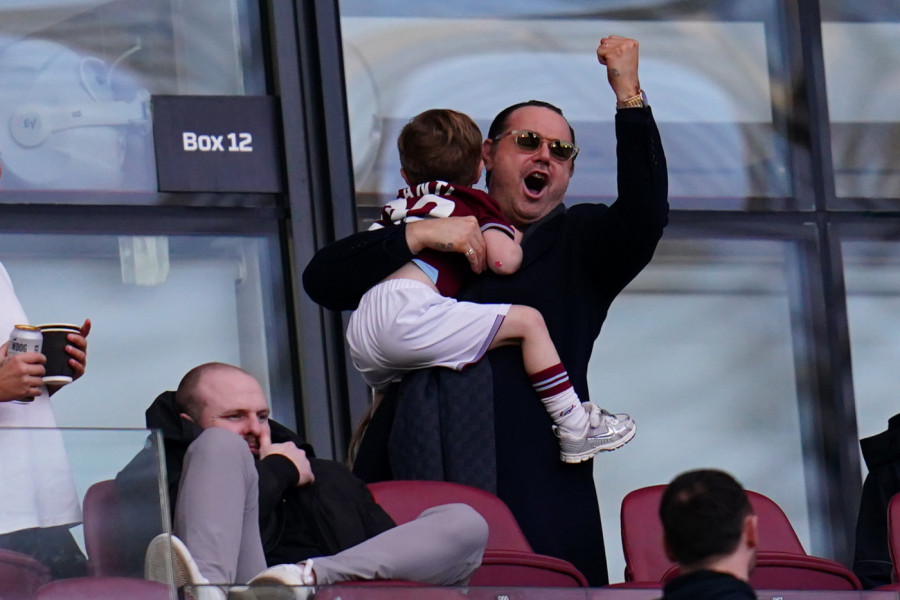 SKANDAL U ENGLESKOJ! Legendarni engleski glumac na tribinama zapevao vulgarnu pesmu o svojoj ćerki