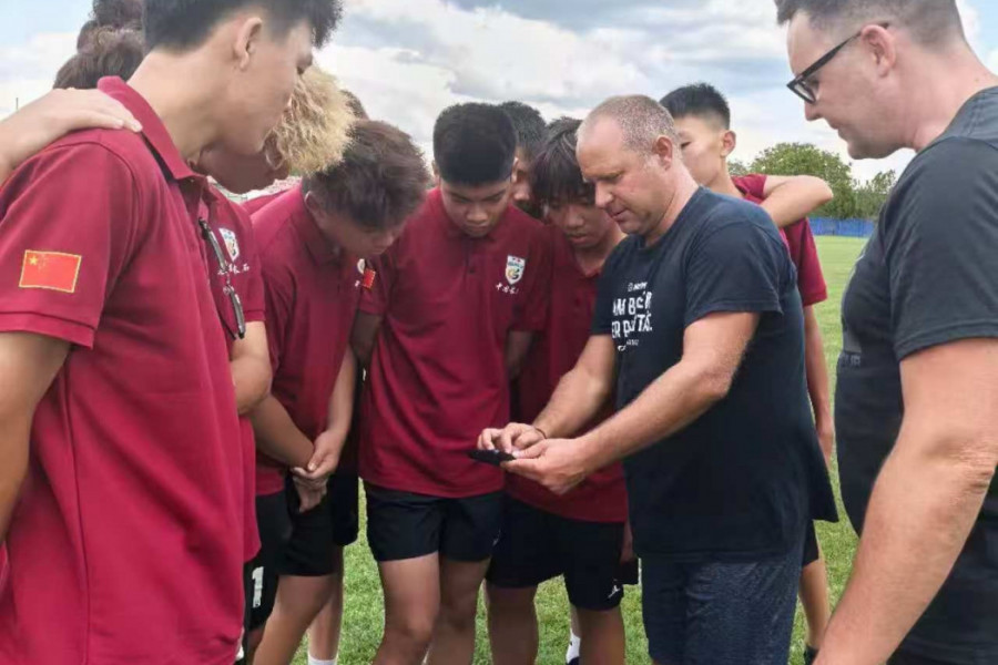 SPORTSKI DIREKTOR KINESKE AKADEMIJE FUDBALA “CHANG SHI” ODUŠEVLJEN SARADNJOM SA AKADEMIJOM “COKI” IZ JAKOVA: Srbija je naša fudbalska “Meka”!