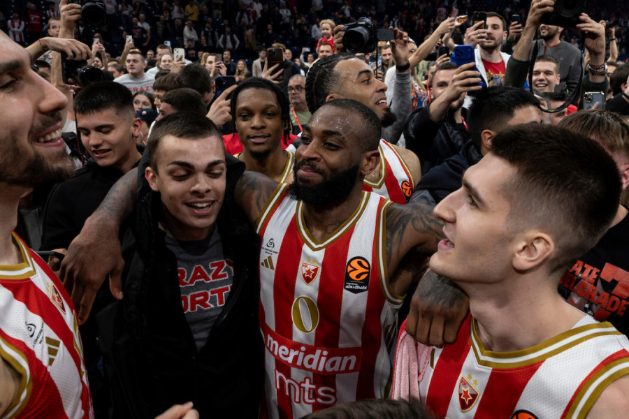 "GORI" ARENA: Pogledajte kako su košarkaši Crvene zvezde proslavili pobedu sa navijačima! (VIDEO)