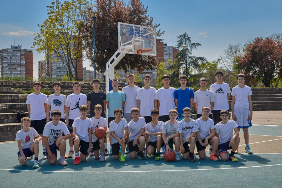 Fondacija "Bogdan Bogdanović" obnovila teren za košarku na Novom Beogradu