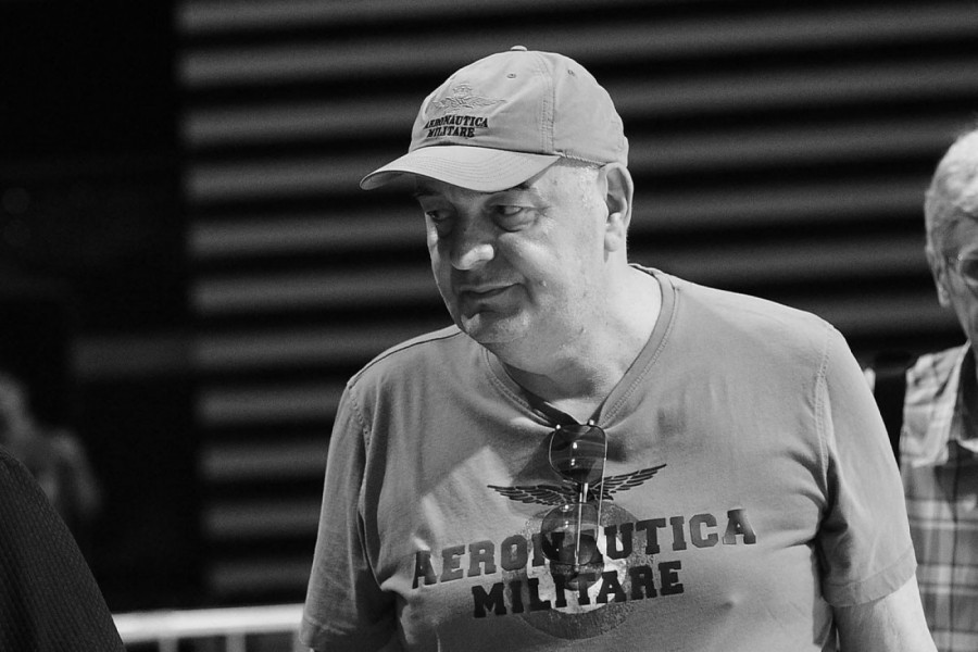 SMRT DUŠKA VUJOŠEVIĆA ODJEKNULA! Javio se i zaboravljeni ljubimac grobara - ne može da dođe sebi od tuge! (FOTO)