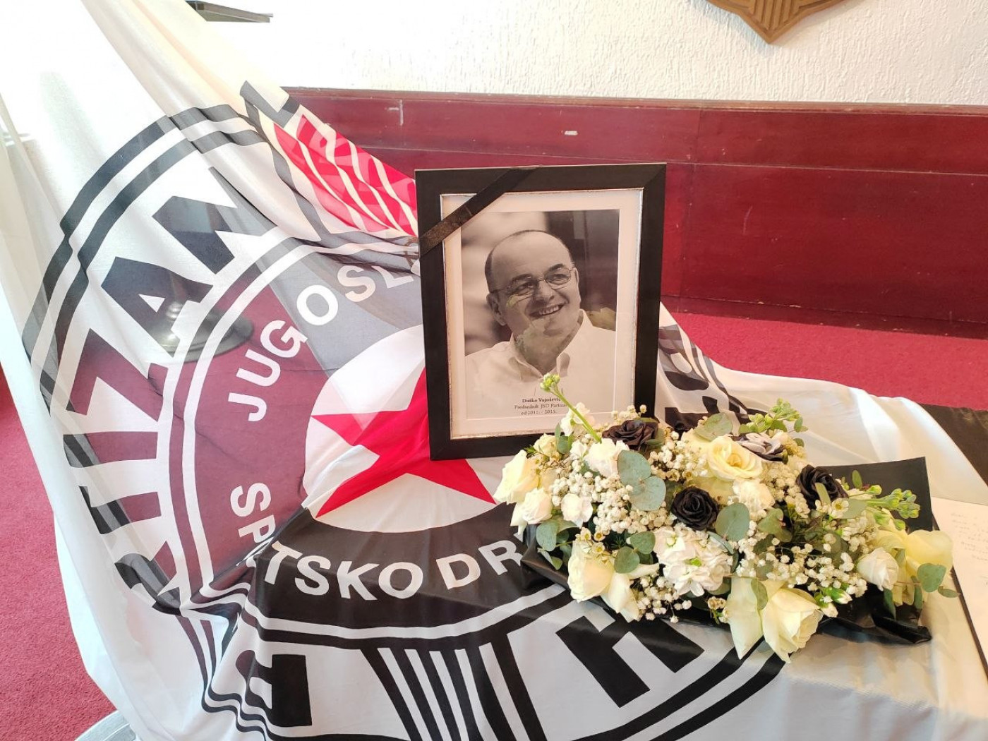 Otvorena knjiga žalosti: Ljudi se opraštaju od Vujoševića