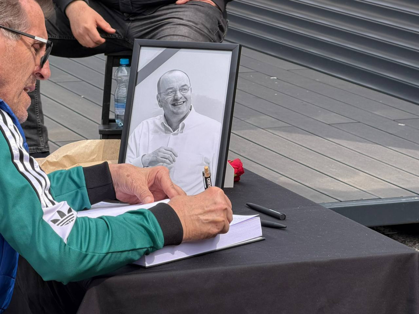 Crvene ruže za Vujoševića kao simbol večne ljubavi grobara