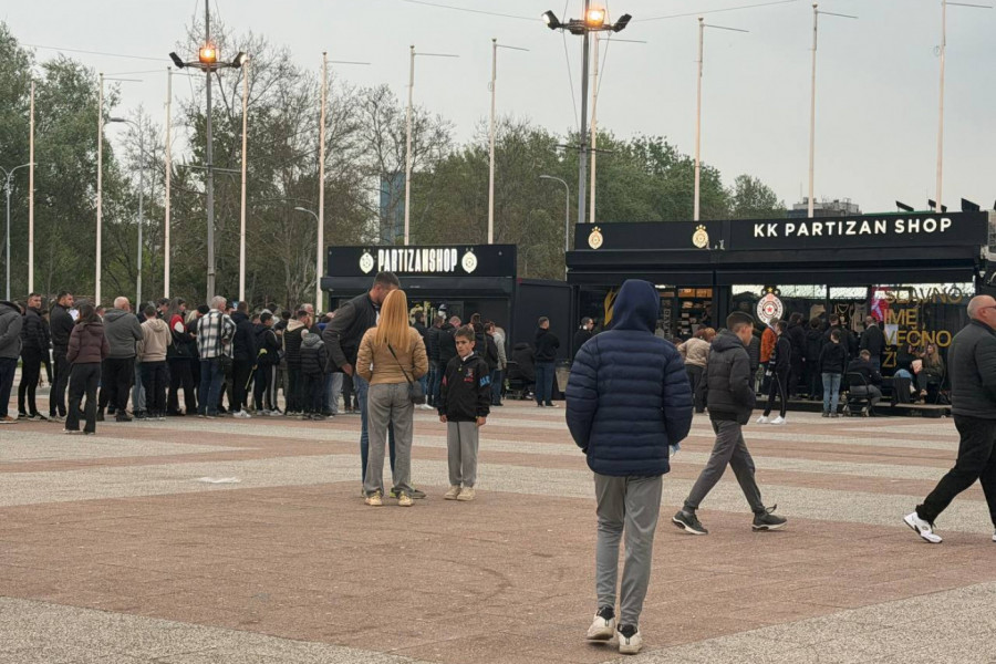 OVAKO NEŠTO JOŠ NIJE VIĐENO: Nepregledna kolona ljudi - svi žele da se oproste od Duška Vujoševića! (VIDEO)