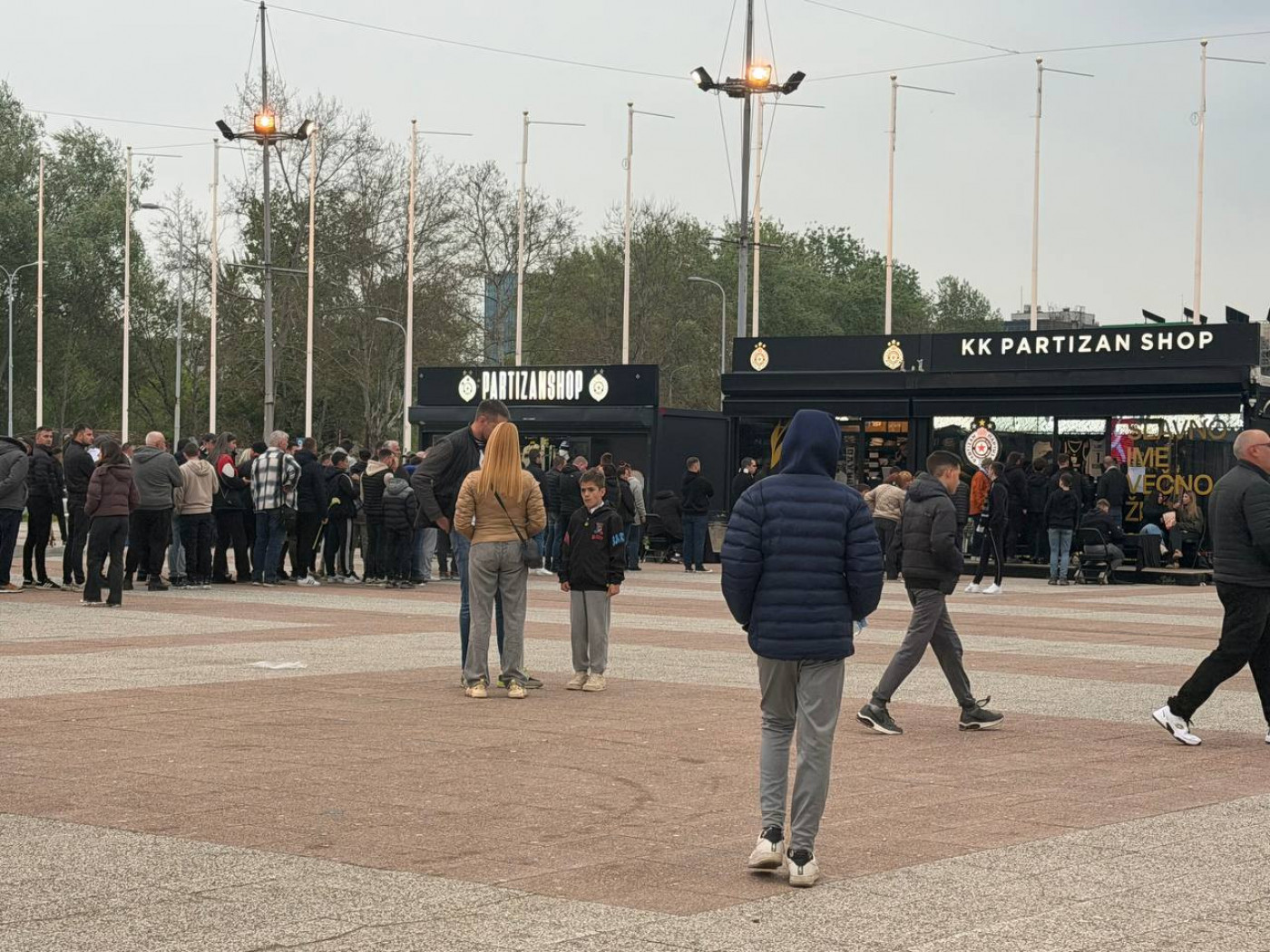 Ne prestaje da se sliva reka ljudi ispred Arene - toliko je veliki bio Duško Vujošević