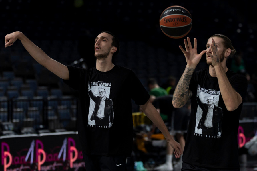 POSEBNE MAJICE U ČAST DUŠKA VUJOŠEVIĆA: EVO kako su košarkaši Partizana izašli na zagrevanje! (FOTO)