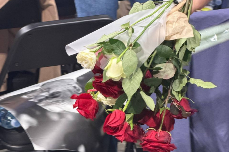 GROBARI RUŽAMA ZASULI TEREN U ČAST DUŠKA VUJOŠEVIĆA: Nestvarne scene u Areni! (FOTO, VIDEO)