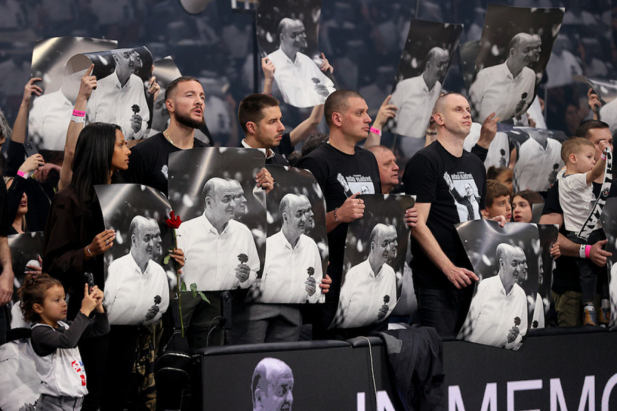 ARENOM ODZVANJA IME DULETA VUJOŠEVIĆA: Utakmica je počela