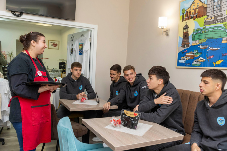 Igrači Železničara za Vaskrs obradovali korisnike „Zvuci srca“ i „Neven“