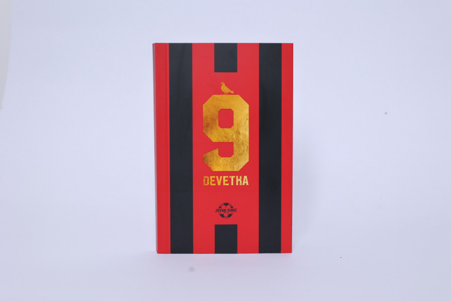 OBJAVLJEN ROMAN JOVANA SIMIĆA POD NAZIVOM "DEVETKA": Priča o mentalnom zdravlju, zavisnosti i traumama u svetu fudbala