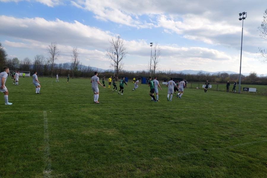 FUDBAL ZA UŽIVANJE U MRSAĆU: Elitni arbitar i igrači na maksimumu podigli derbi na viši nivo! (FOTO-GALERIJA)