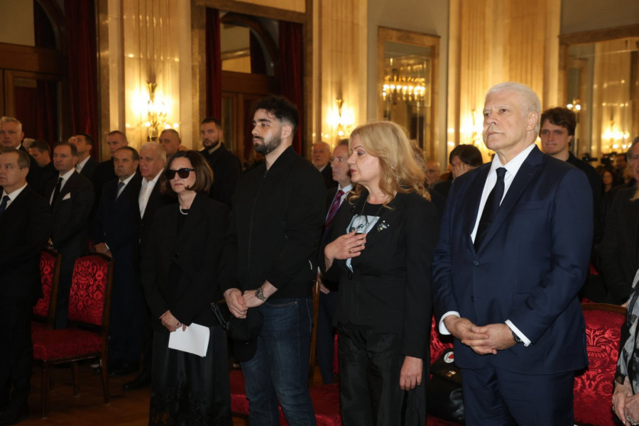 SESTRA DUŠKA VUJOŠEVIĆA ZAPEVALA! Pogledajte jednu od najtežih scena sa komemoracije legendarnom treneru! (VIDEO)