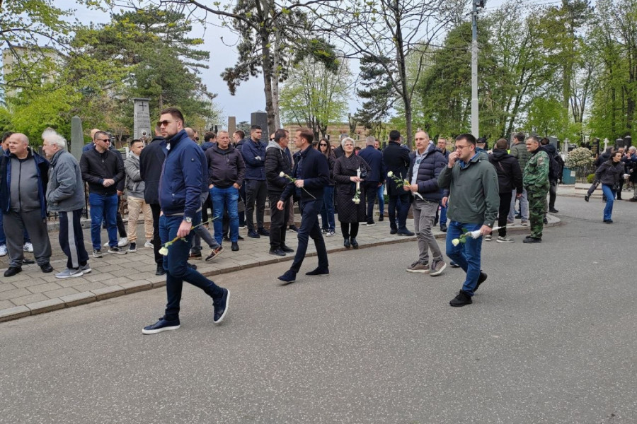 NAVIJAČI PREPLAVILI GROBLJE! Jedan detalj sa sahrane Duška Vujoševića će vam zapasti za oko (VIDEO)