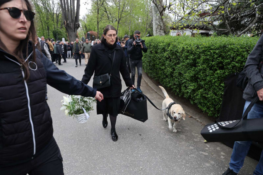 DIRLJIVA SCENA! I najverniji prijatelj Duška Vujoševića stigao na sahranu - ovaj detalj će vas rasplakati! (VIDEO)