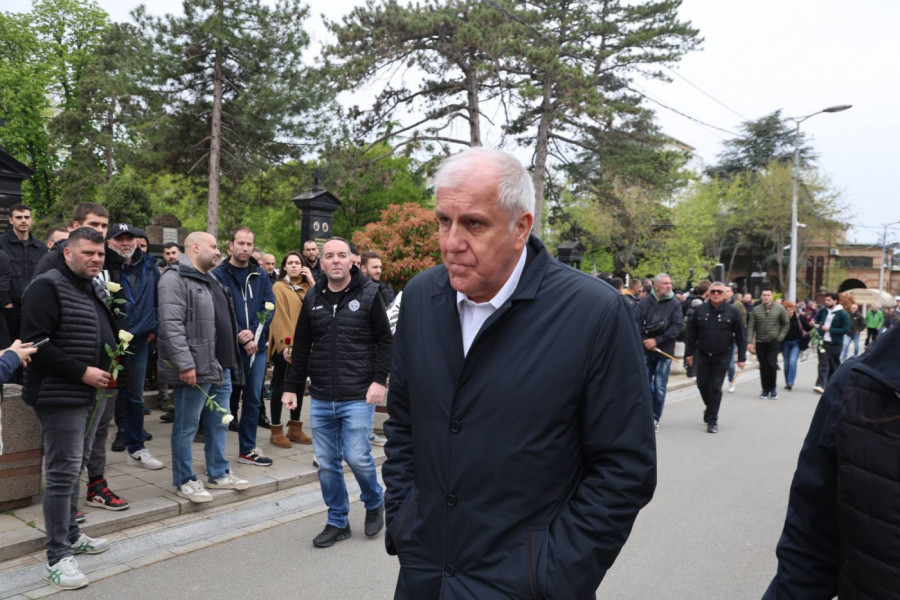 ŽELJKO OBRADOVIĆ NA DUŠKOVOJ SAHRANI! Jednim potezom Žoc je opet pokazao koliko je veliki! (VIDEO)