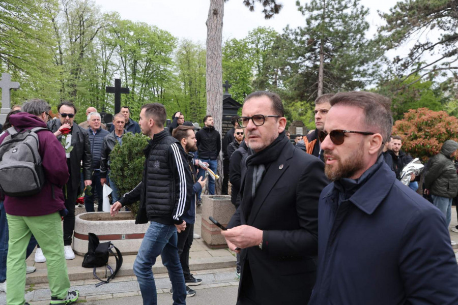 CRNO-BELA PORODICA ZAJEDNO U BOLU: Fudbaleri i uprava Partizana ispratili Duška Vujoševića na večni počinak