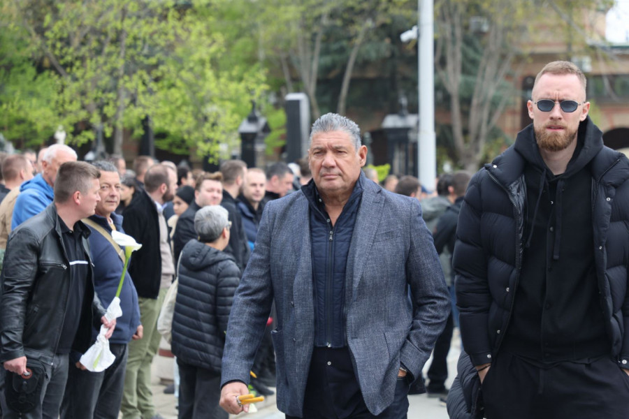 POSLEDNJI POZDRAV! Miško Ražnatović i Džanan Musa na sahrani Duška Vujoševića (VIDEO)