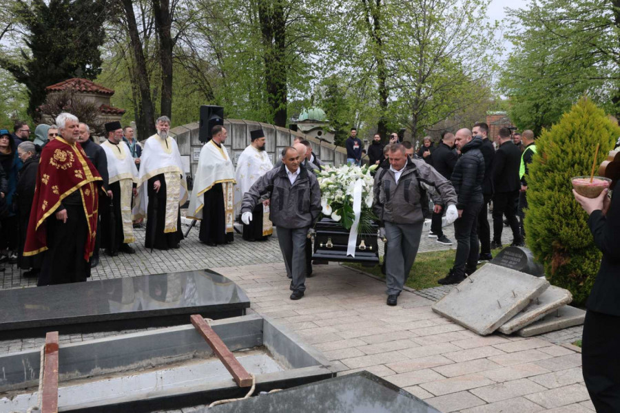 OVAKO SU GROBARI ISPRATILI VUJOŠEVIĆA! Duško na sahrani dobio pesmu od najvernijih navijača - od ovih scena suze same teku! (VIDEO)