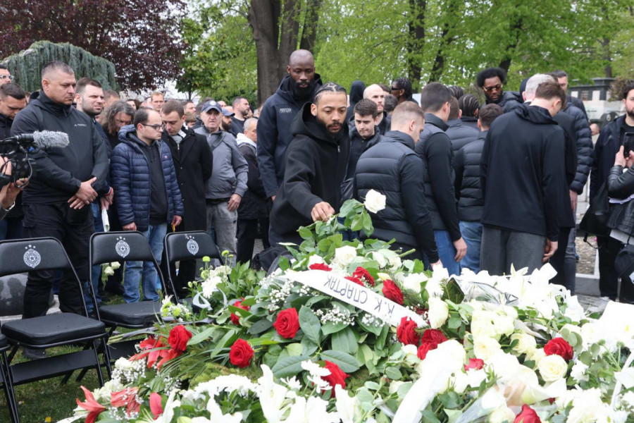 NEBO JE PLAKALO ZA DUŠKOM! Od ovog detalja sa Vujoševićevog groba mnogima će zastati knedla u grlu!