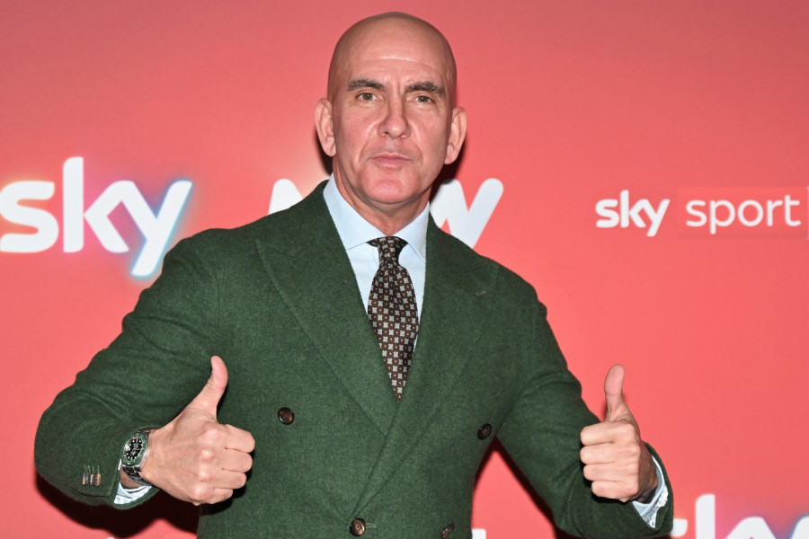 ŠOK UŽIVO NA TV! Legendarni fudbaler udarao glavom o sto, Kapelo morao da mu ukazuje pomoć! (VIDEO)