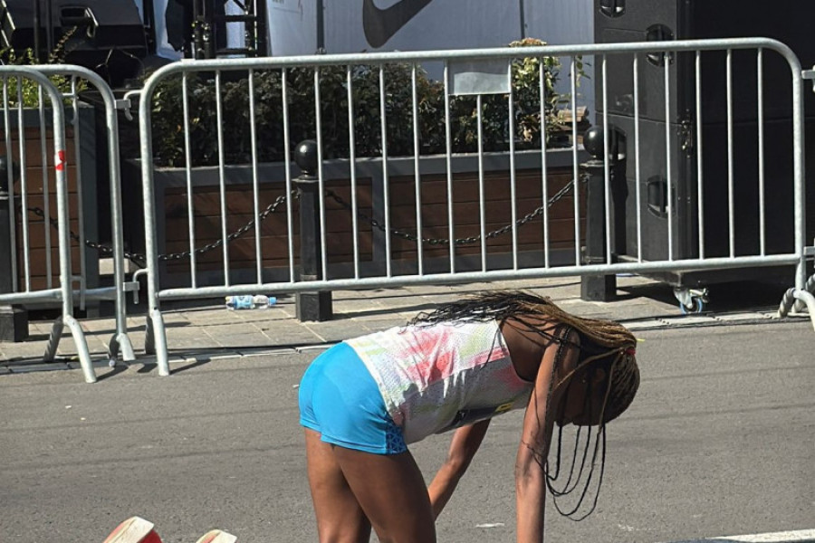 ŠOKANTNE SCENE U BEOGRADU: Oborila rekord polumaratona, pa se ispovraćala i srušila! (VIDEO)