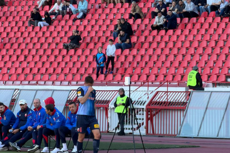 DOBIO CRVENI PA BRIZNUO U PLAČ: Tanjga u suzama napustio teren! (FOTO)
