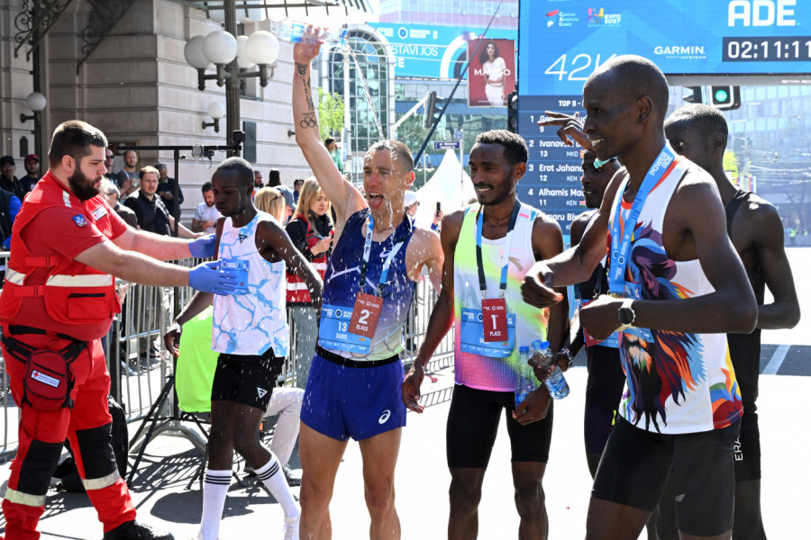 MAKEDONAC PRIREDIO SENZACIJU: Ivanovski dočekan na cilju uz ovacije - DIVNA SCENA NA BEOGRADSKOM MARATOMU (VIDEO)