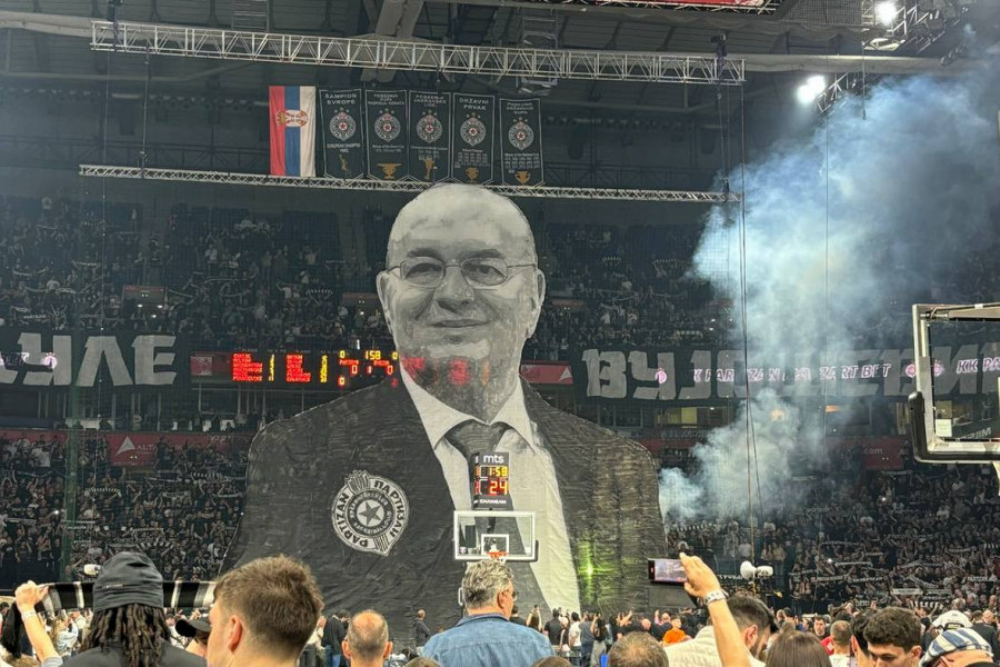 PRIZOR KOJI TERA SUZE NA OČI: Sin Predraga Danilovića na originalan način odao počast Dušku Vujoševiću (FOTO)