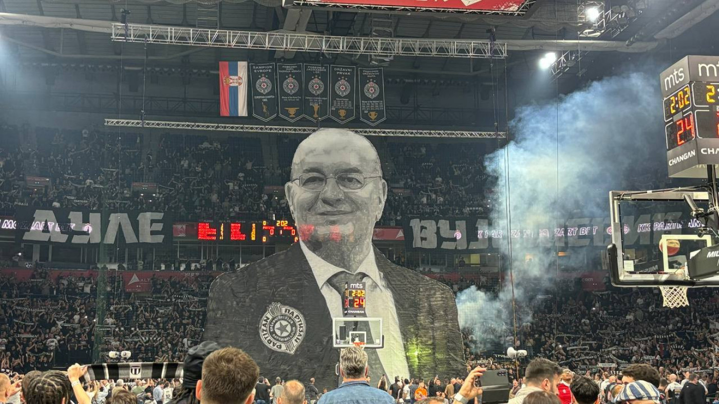 Grobari koreografijom odali poštu Dušku Vujoševiću