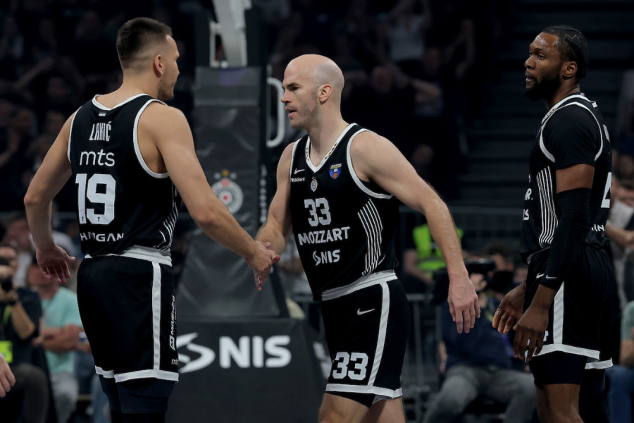 ARENA JE EKSPLODIRALA: Pogledajte trojku koja je razgalila grobare (VIDEO)