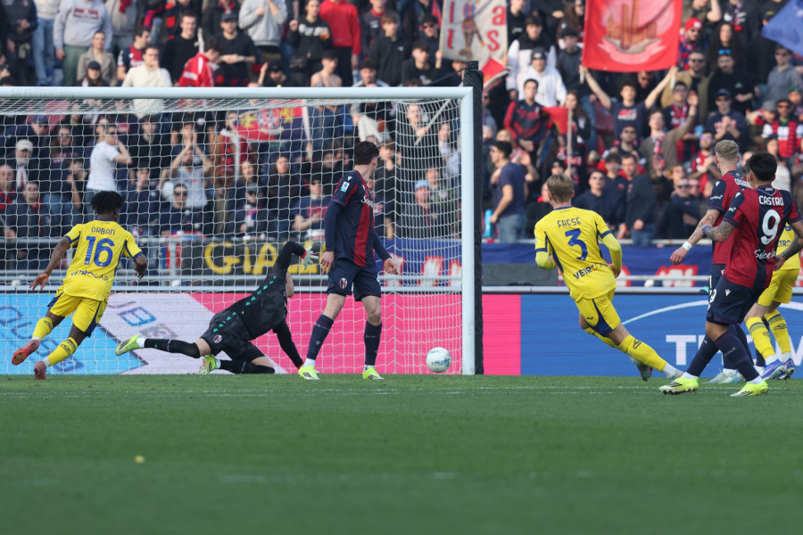 SEVALE PESNICE: Fudbaler Verone se potukao sa navijačima! (VIDEO)